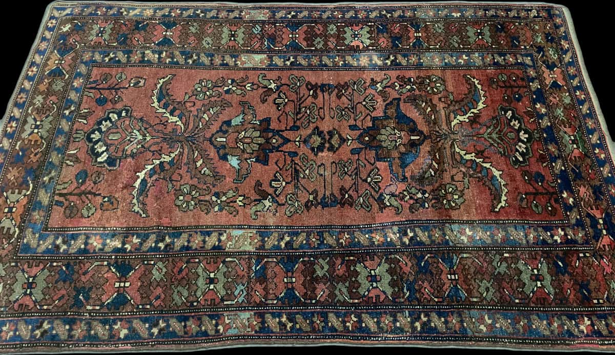 alfombra persa de estilo bakhtiari en dimensiones 200 centímetros de largo por 137 centímetros de ancho con colores principalmente rojo — Perspectiva