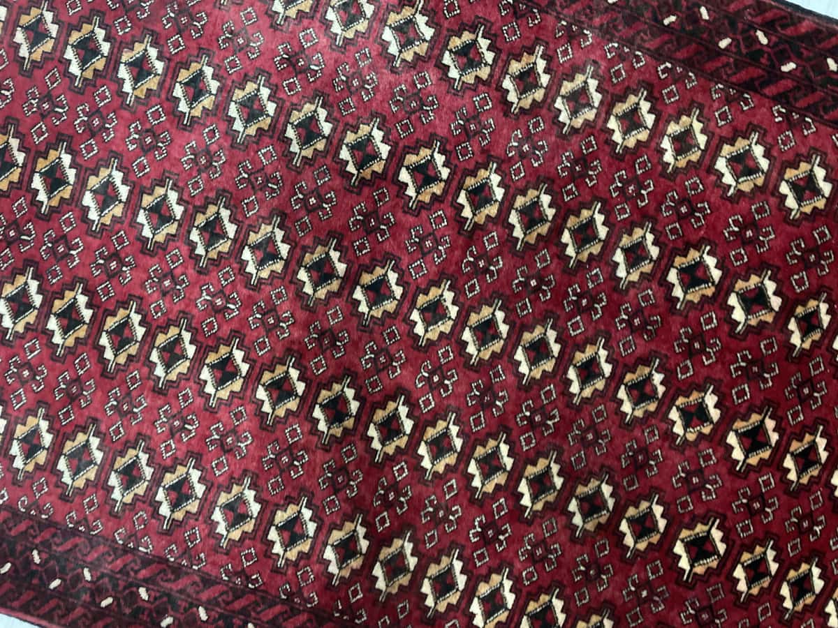 Persian rug of Baluch style in dimensions 204 centimeters length by 116 centimeters width with mainly red colors — Perspective