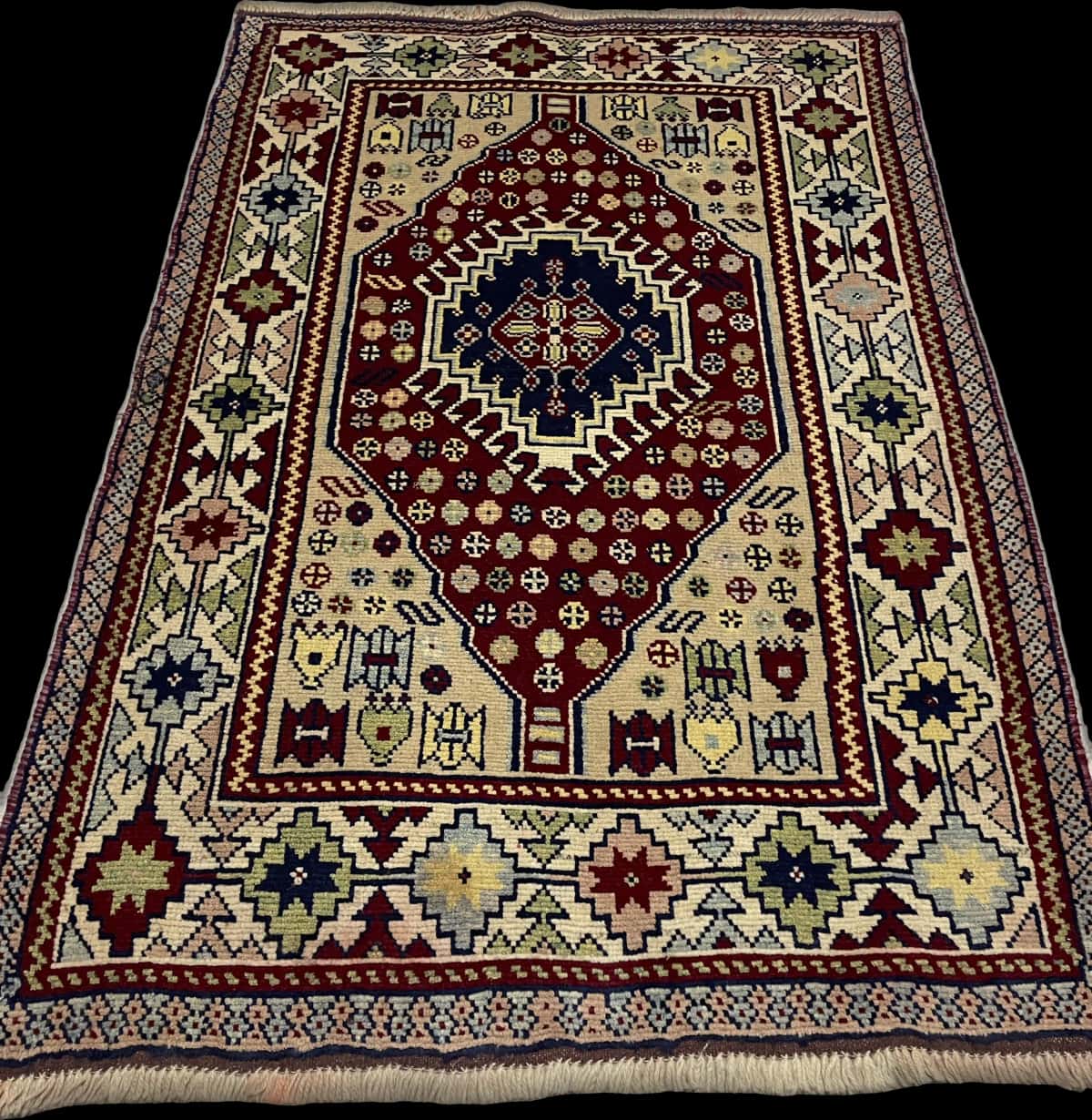 Persian rug of Baluch style in dimensions 145 centimeters length by 103 centimeters width with mainly beige and red colors — Perspective
