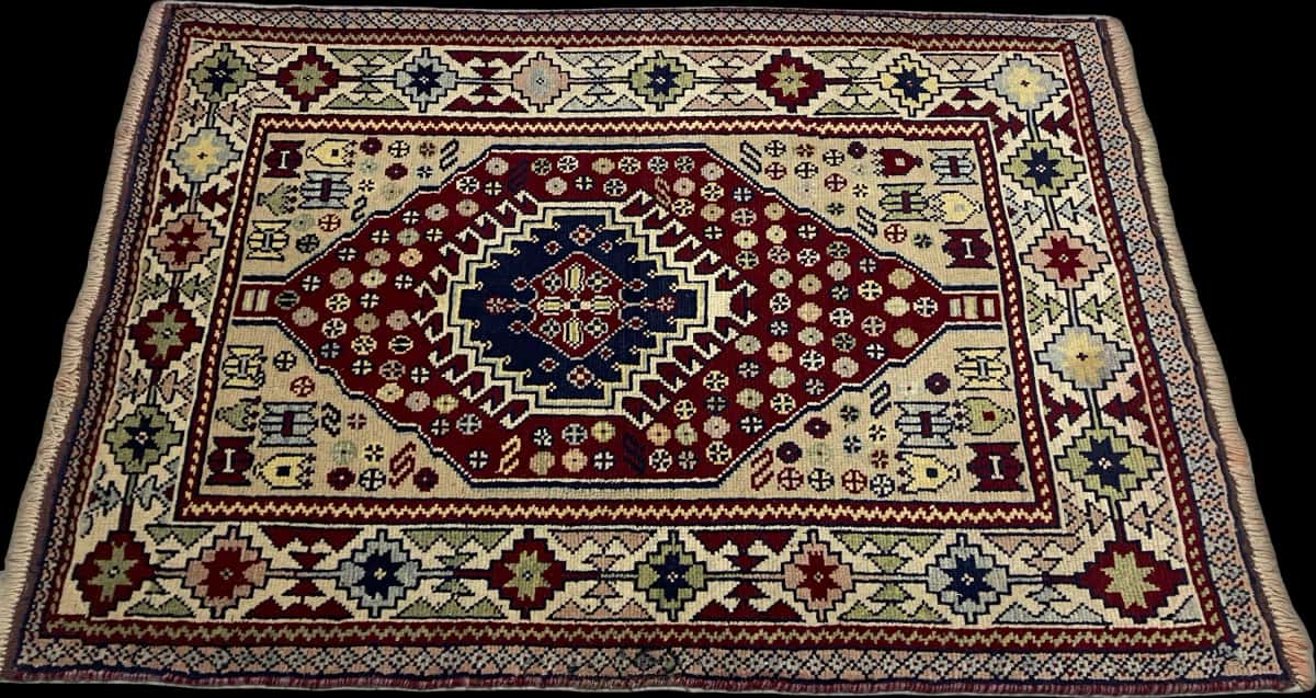 Persian rug of Baluch style in dimensions 145 centimeters length by 103 centimeters width with mainly beige and red colors — Perspective