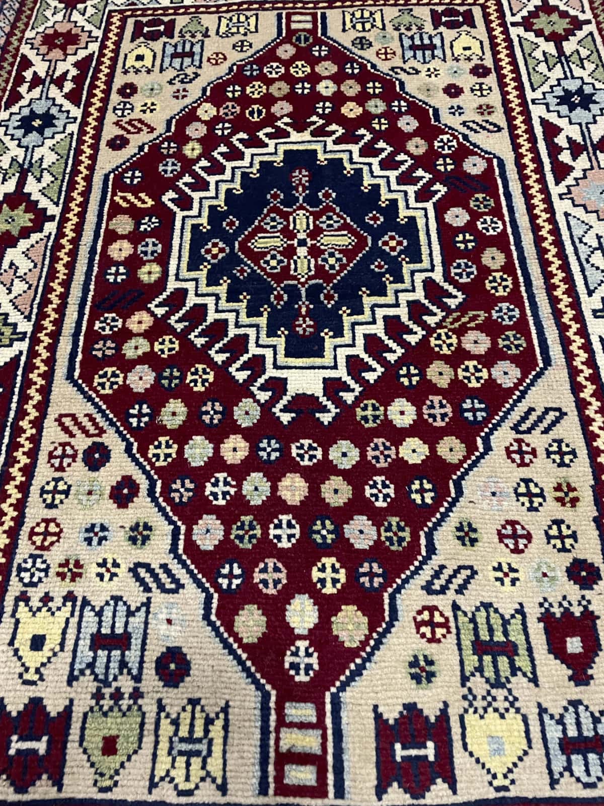 Persian rug of Baluch style in dimensions 145 centimeters length by 103 centimeters width with mainly beige and red colors — Perspective