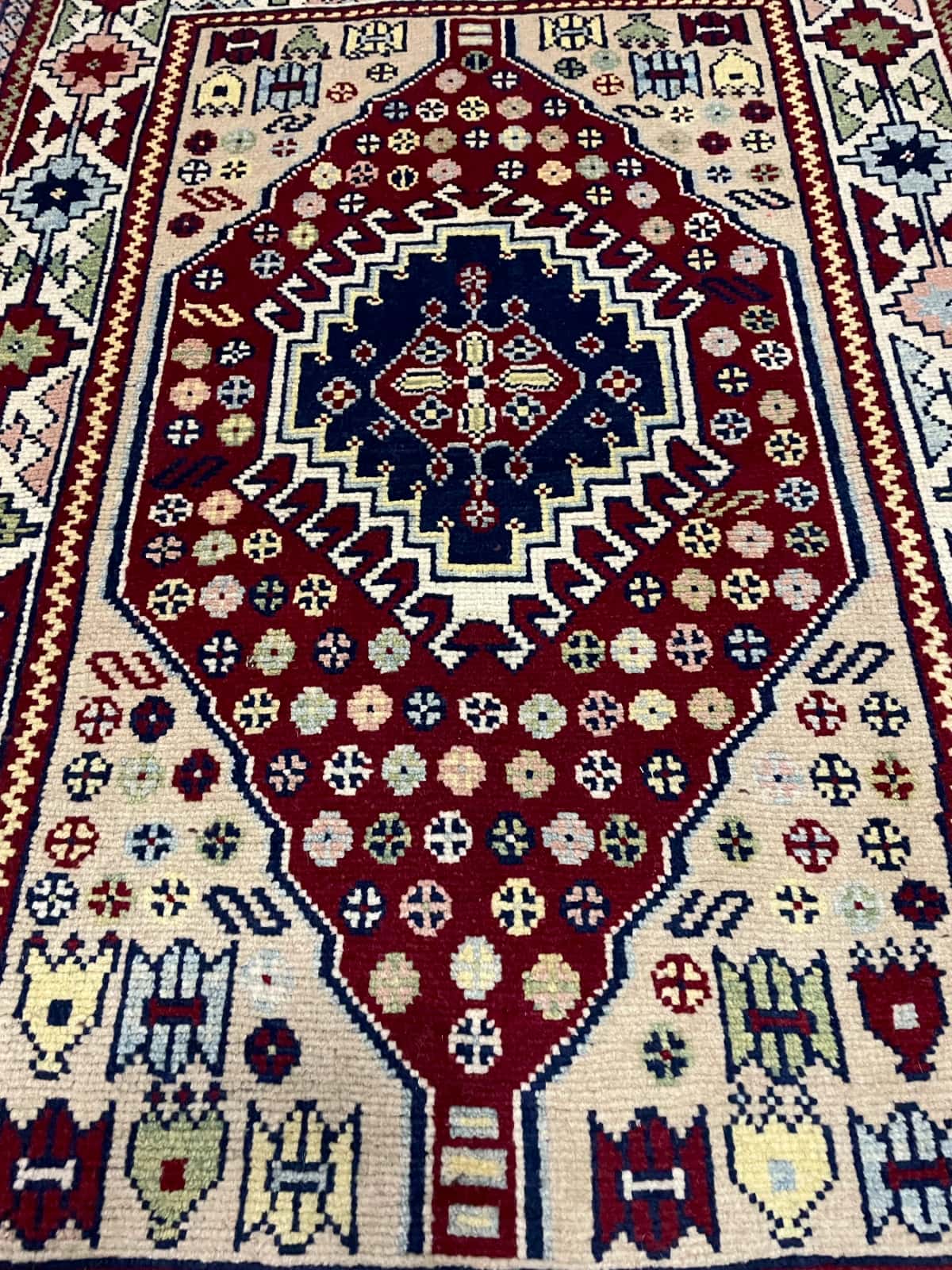 persischer Teppich im Baluch Stil in den Maßen 145 Zentimeter Länge mal 103 Zentimeter Breite mit überwiegend beige und rot Farben — Perspektive
