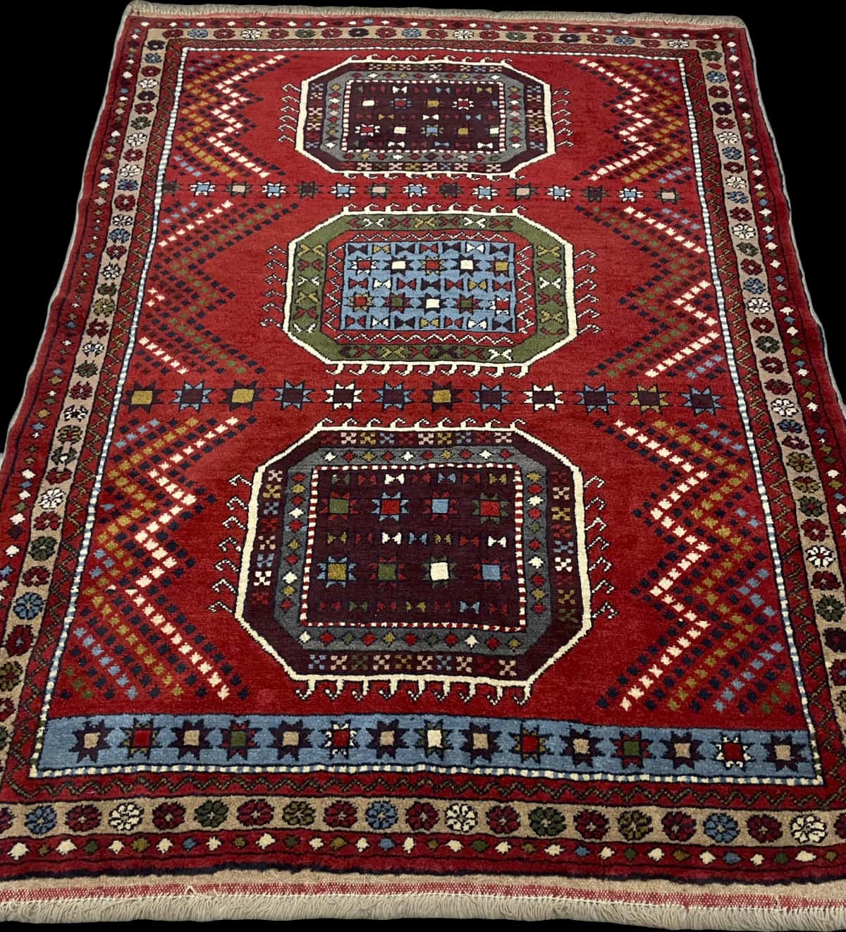 alfombra persa de estilo Quchan en dimensiones 165 centímetros de largo por 130 centímetros de ancho con colores principalmente rojo — Perspectiva