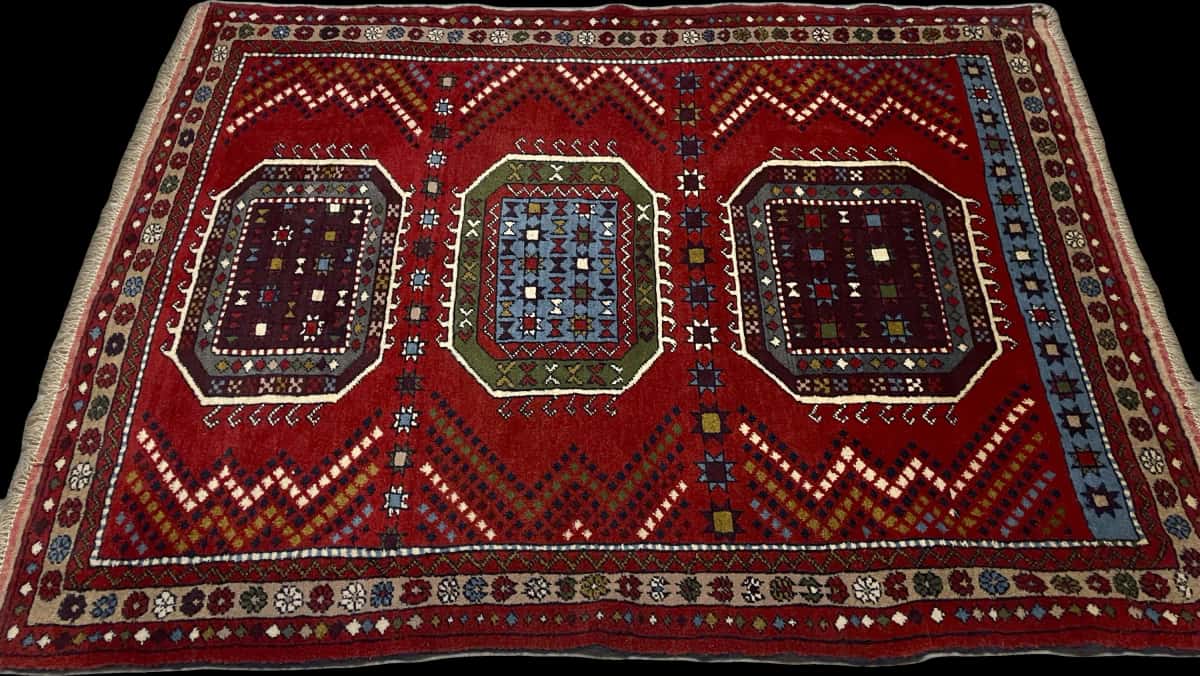 alfombra persa de estilo Quchan en dimensiones 165 centímetros de largo por 130 centímetros de ancho con colores principalmente rojo — Perspectiva
