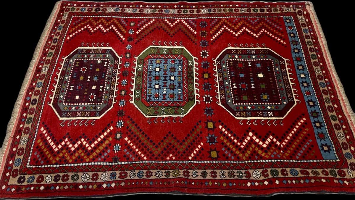 persischer Teppich im Quchan Stil in den Maßen 165 Zentimeter Länge mal 130 Zentimeter Breite mit überwiegend rot Farben — Perspektive