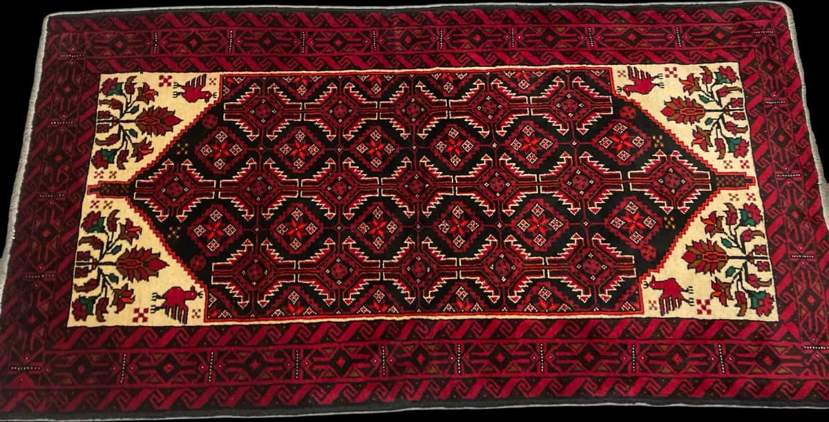 persischer Teppich im Baluch Stil in den Maßen 194 Zentimeter Länge mal 105 Zentimeter Breite mit überwiegend rot Farben — Perspektive