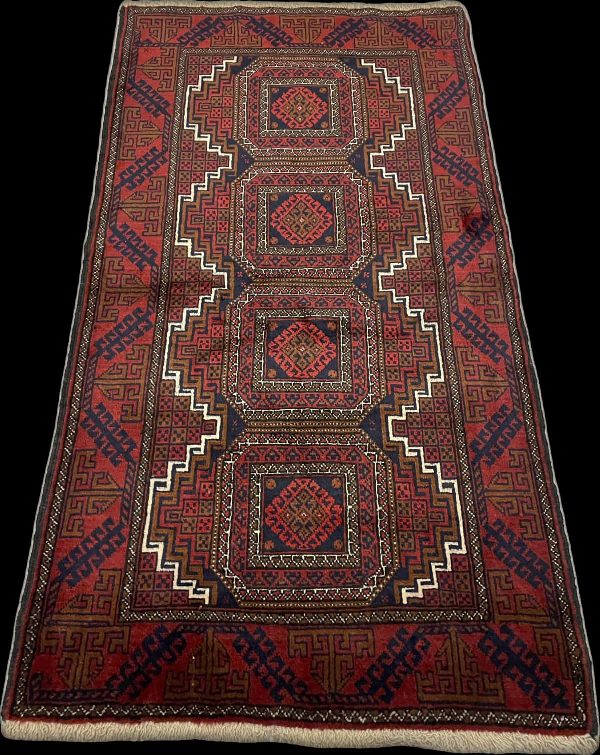 Persian rug of Turkoman style in dimensions 162 centimeters length by 87 centimeters width with mainly red colors — Perspective