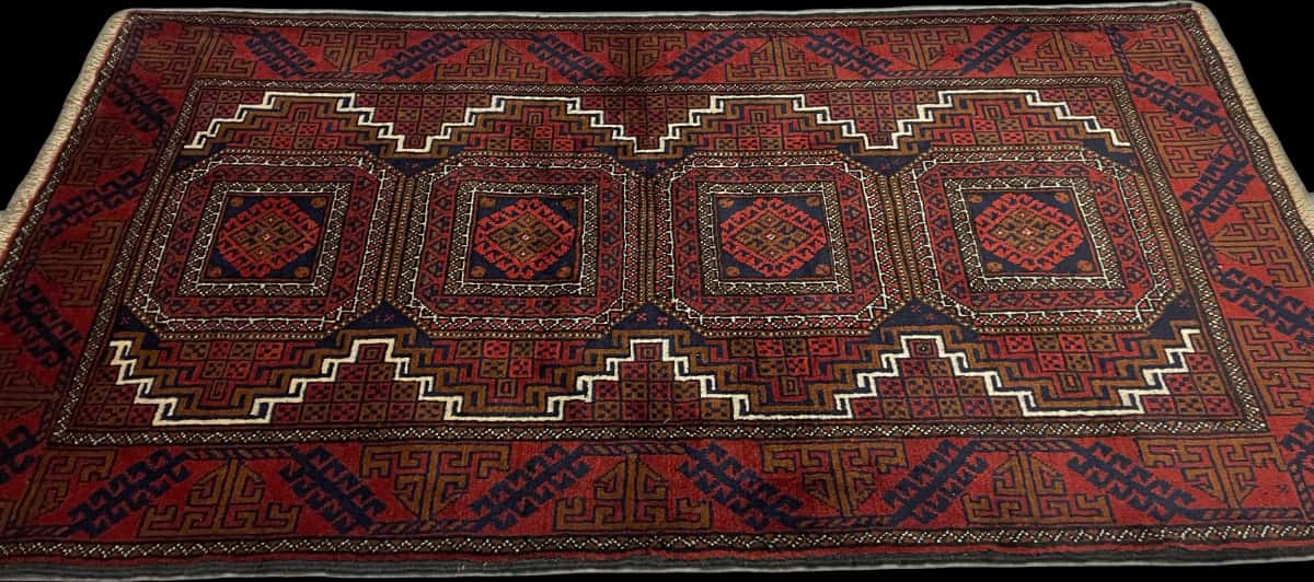 Persian rug of Turkoman style in dimensions 162 centimeters length by 87 centimeters width with mainly red colors — Perspective