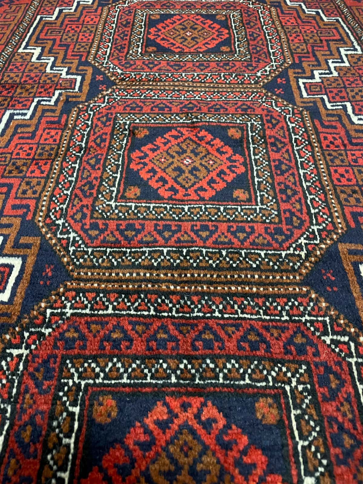 Persian rug of Turkoman style in dimensions 162 centimeters length by 87 centimeters width with mainly red colors — Texture close-up