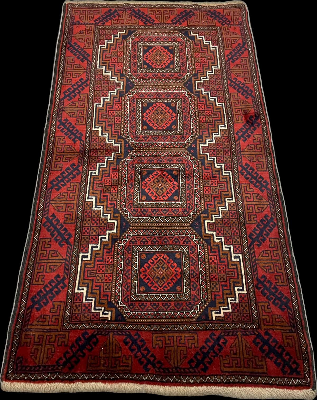 Persian rug of Turkoman style in dimensions 162 centimeters length by 87 centimeters width with mainly red colors — Perspective