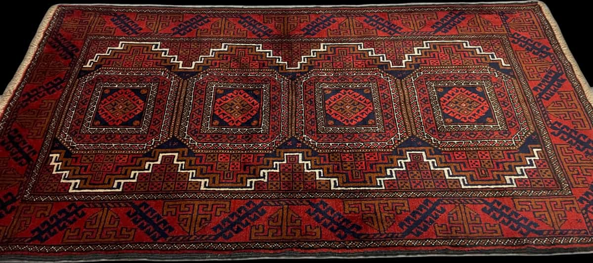Persian rug of Turkoman style in dimensions 162 centimeters length by 87 centimeters width with mainly red colors — Perspective