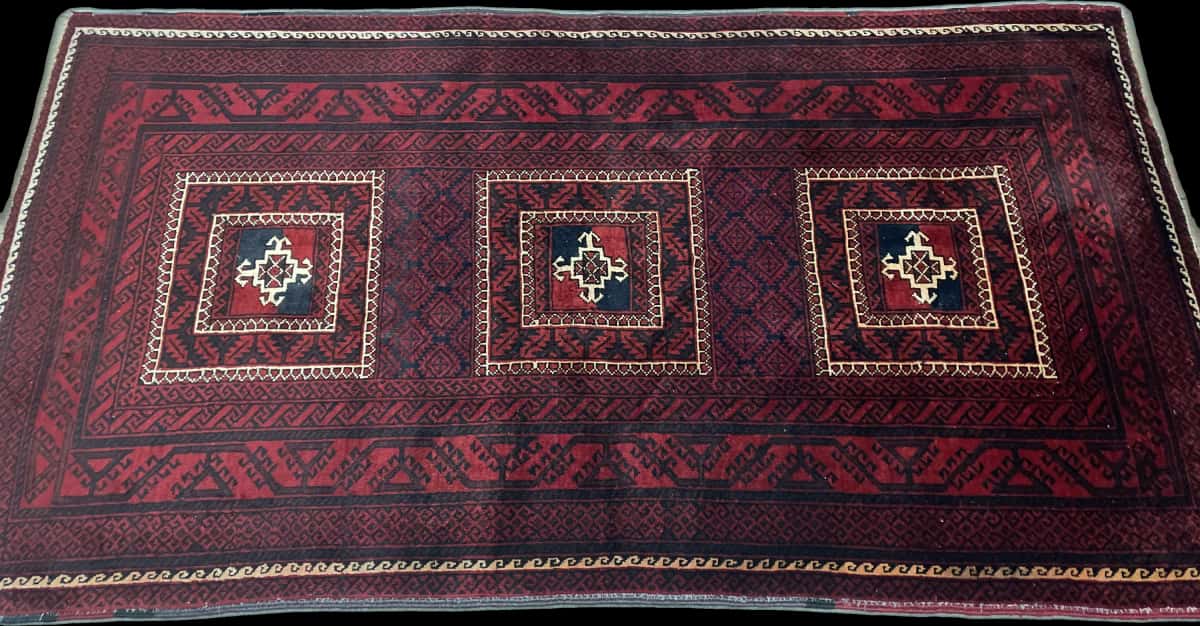 alfombra persa de estilo baluch en dimensiones 198 centímetros de largo por 110 centímetros de ancho con colores principalmente rojo — Perspectiva