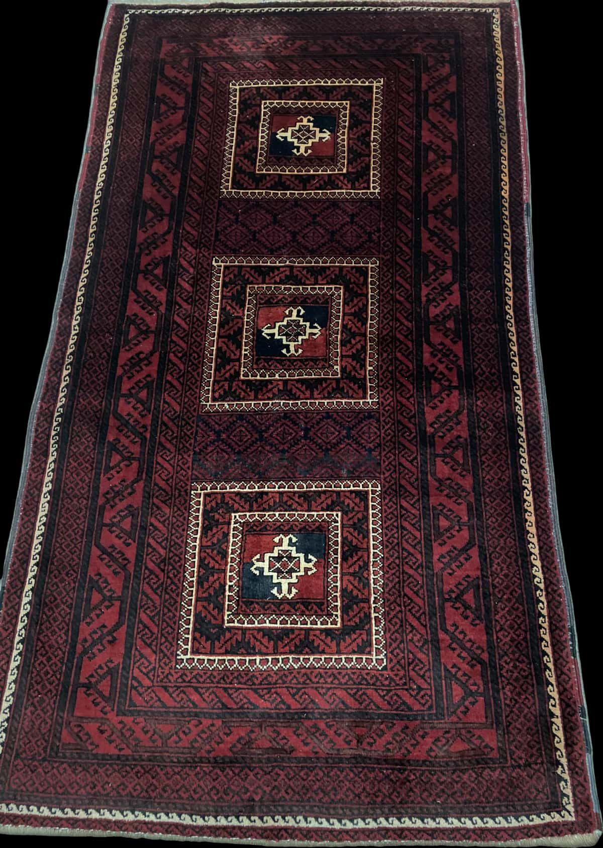 alfombra persa de estilo baluch en dimensiones 198 centímetros de largo por 110 centímetros de ancho con colores principalmente rojo — Perspectiva