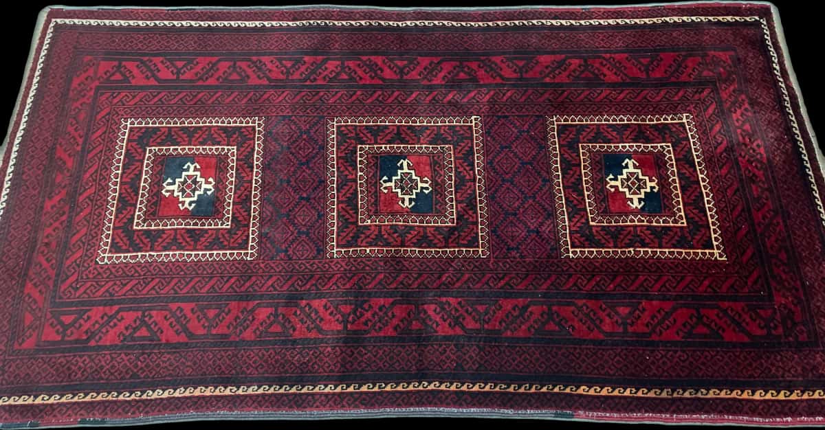 persischer Teppich im Baluch Stil in den Maßen 198 Zentimeter Länge mal 110 Zentimeter Breite mit überwiegend rot Farben — Perspektive