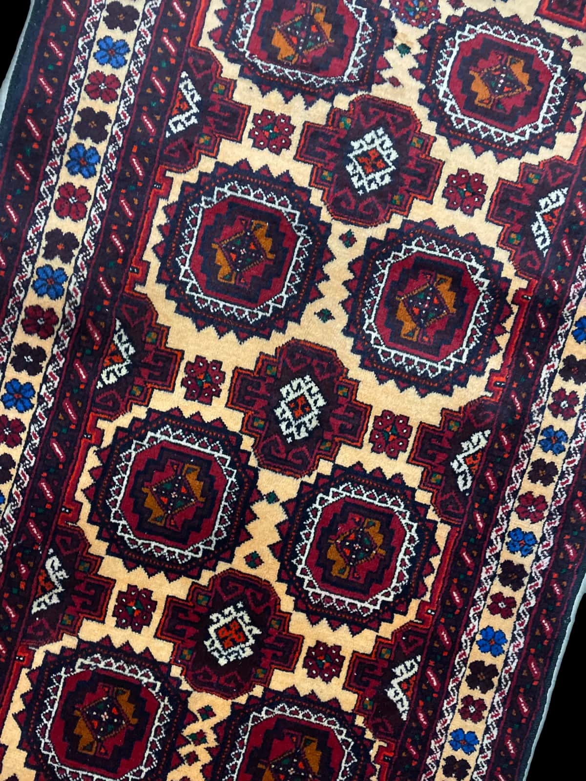 persischer Teppich im Baluch Stil in den Maßen 193 Zentimeter Länge mal 100 Zentimeter Breite mit überwiegend rot und orange Farben — Perspektive