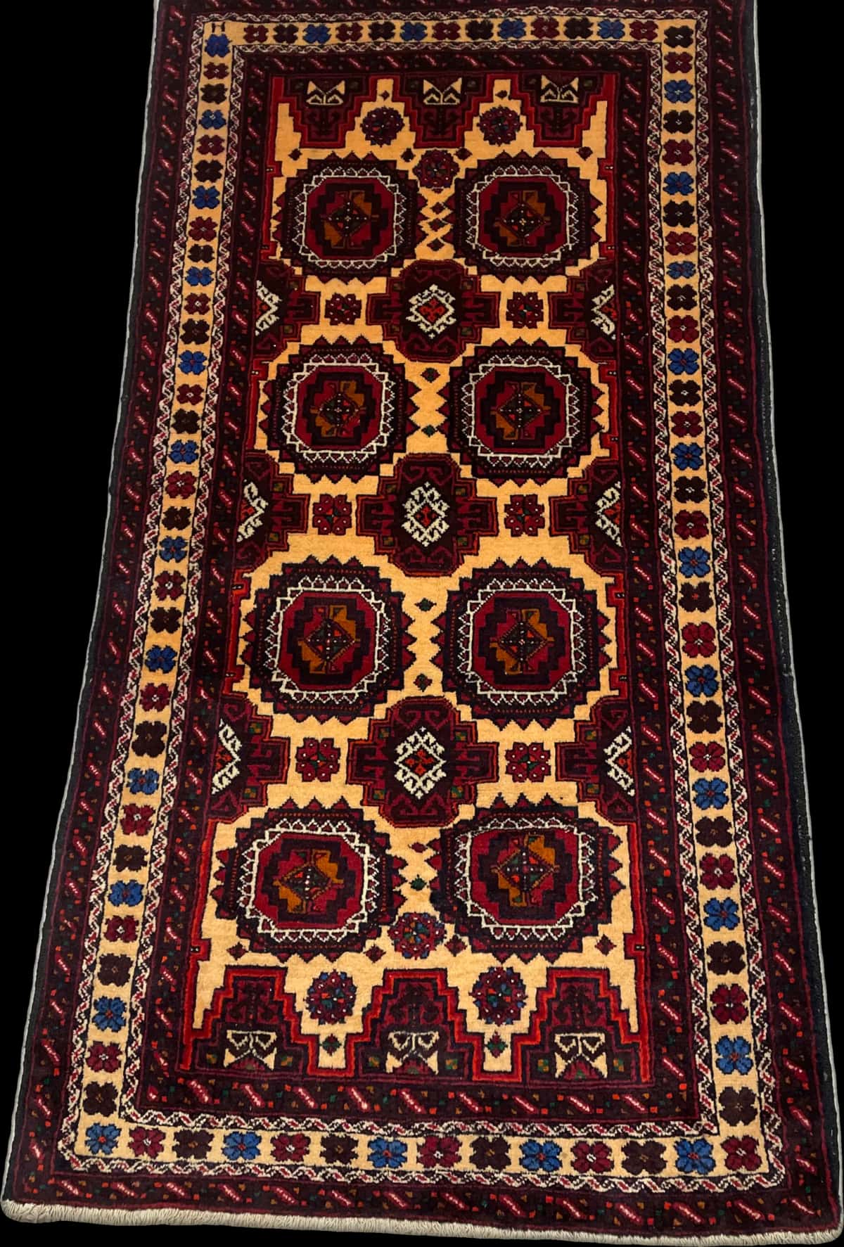 persischer Teppich im Baluch Stil in den Maßen 193 Zentimeter Länge mal 100 Zentimeter Breite mit überwiegend rot und orange Farben — Perspektive