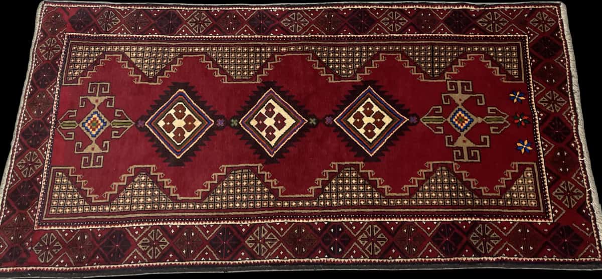 Persian rug of Baluch style in dimensions 195 centimeters length by 100 centimeters width with mainly red colors — Perspective