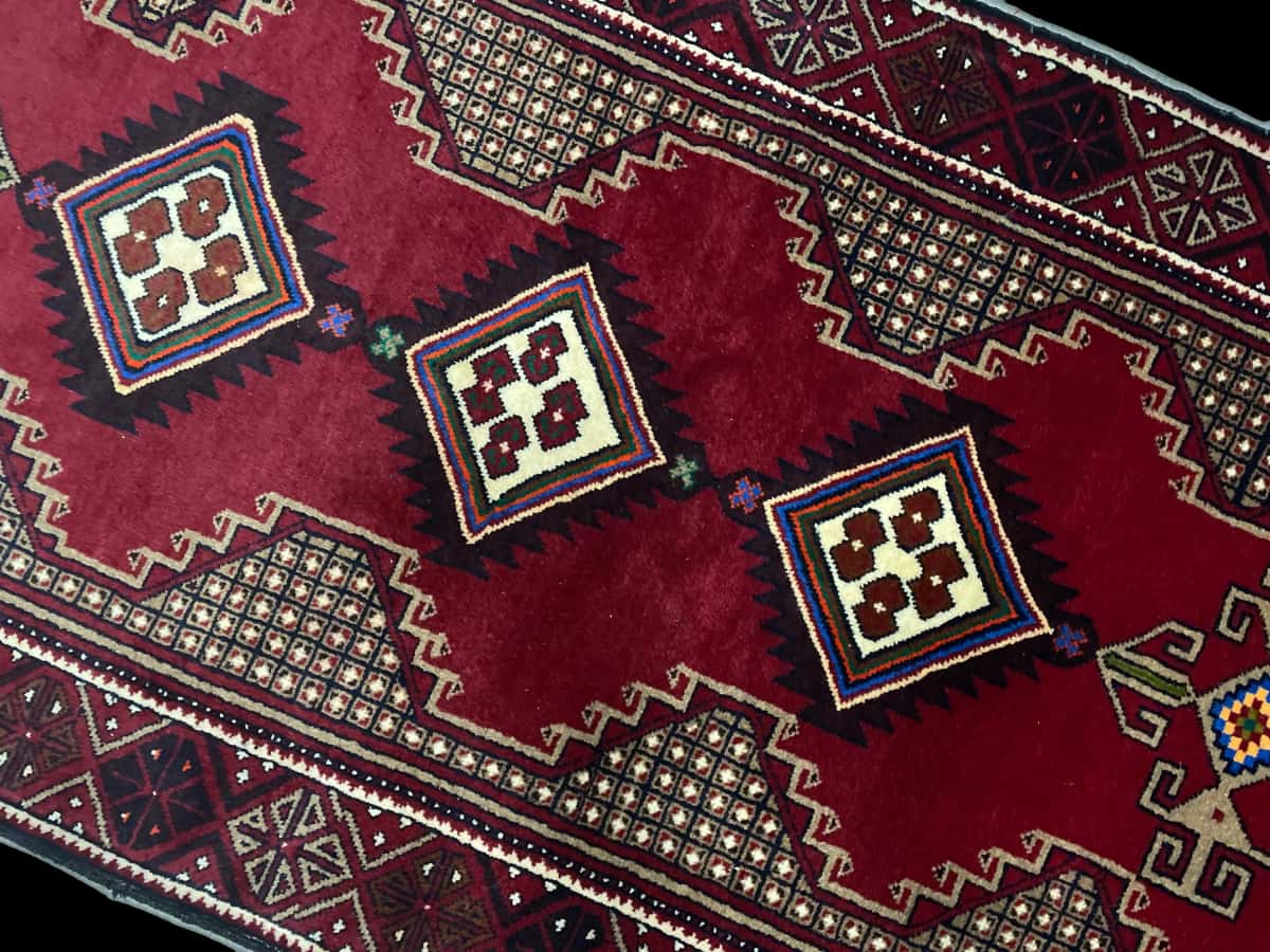 Persian rug of Baluch style in dimensions 195 centimeters length by 100 centimeters width with mainly red colors — Perspective