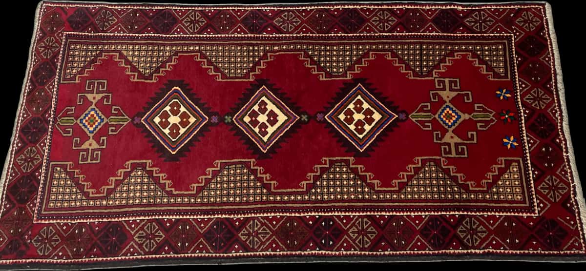 Persian rug of Baluch style in dimensions 195 centimeters length by 100 centimeters width with mainly red colors — Perspective