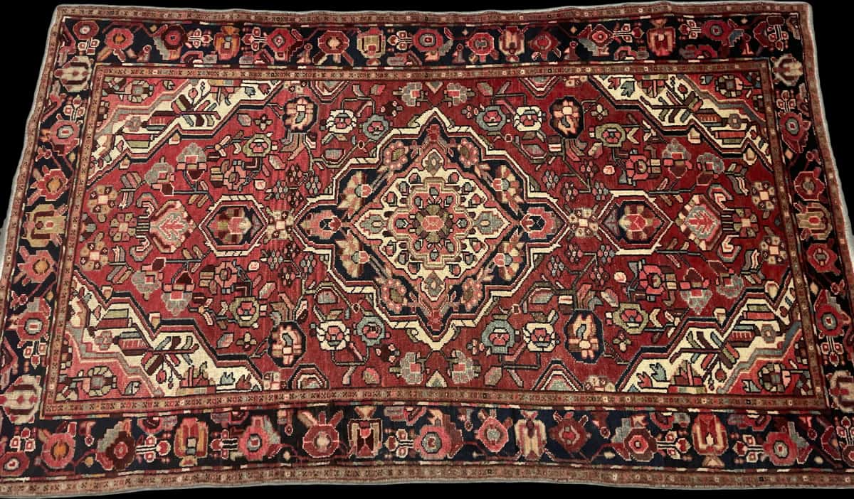 Persian rug of Bakhtiari style in dimensions 202 centimeters length by 123 centimeters width with mainly red colors — Perspective