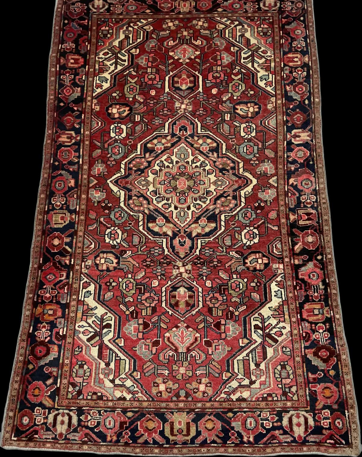 Persian rug of Bakhtiari style in dimensions 202 centimeters length by 123 centimeters width with mainly red colors — Perspective