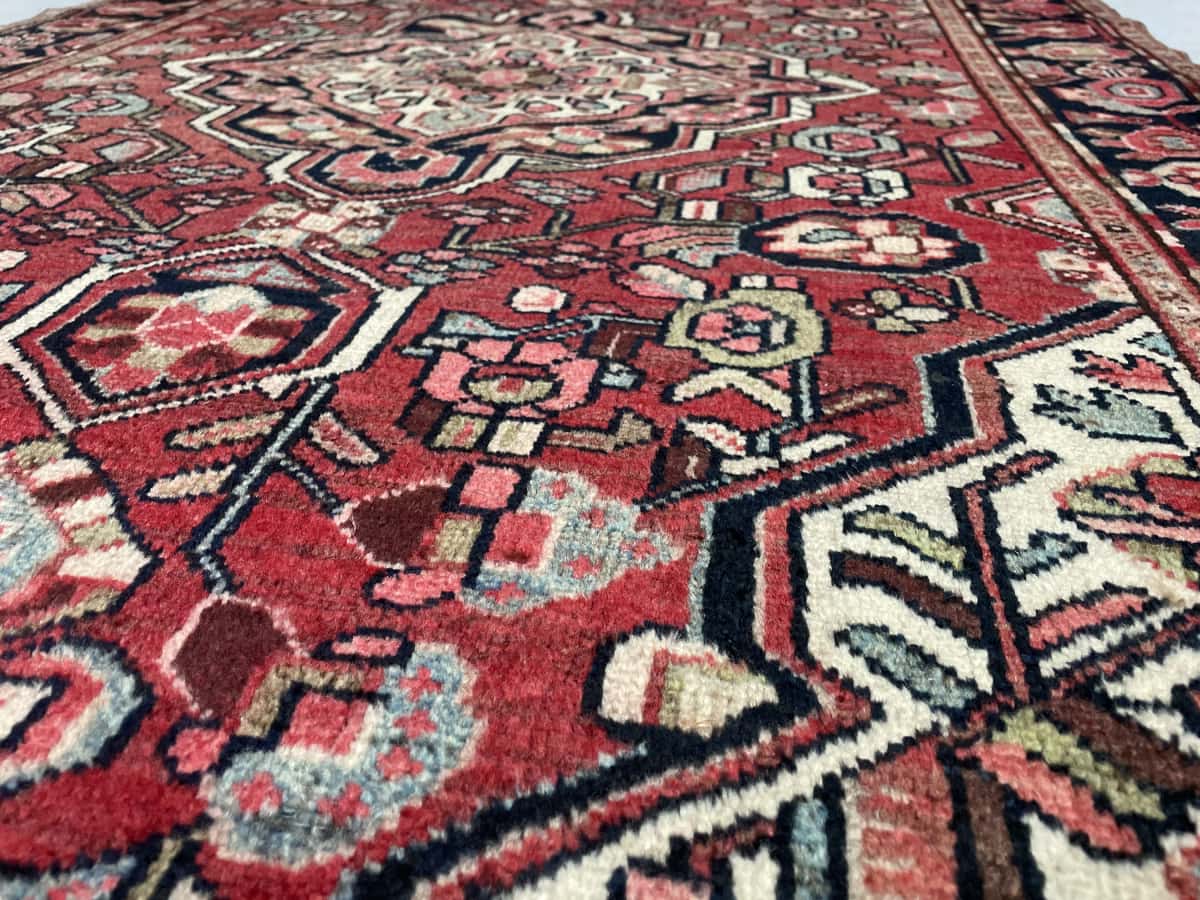 Persian rug of Bakhtiari style in dimensions 202 centimeters length by 123 centimeters width with mainly red colors — Texture close-up