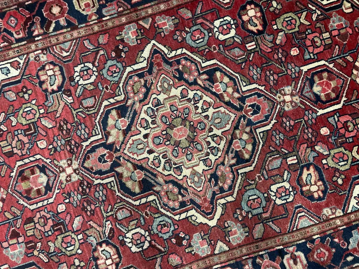 Persian rug of Bakhtiari style in dimensions 202 centimeters length by 123 centimeters width with mainly red colors — Perspective