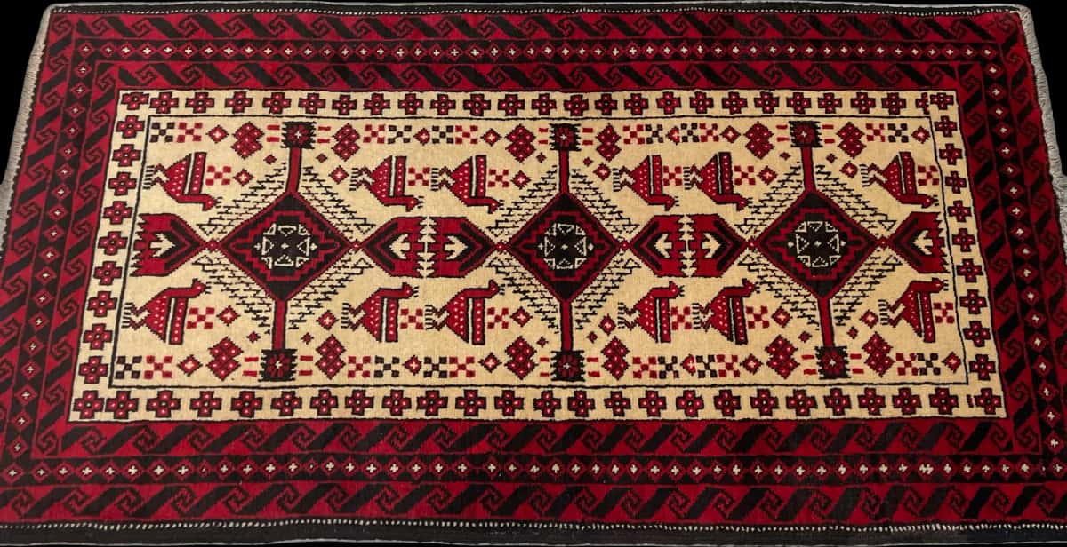 persischer Teppich im Baluch Stil in den Maßen 187 Zentimeter Länge mal 106 Zentimeter Breite mit überwiegend beige und rot Farben — Perspektive