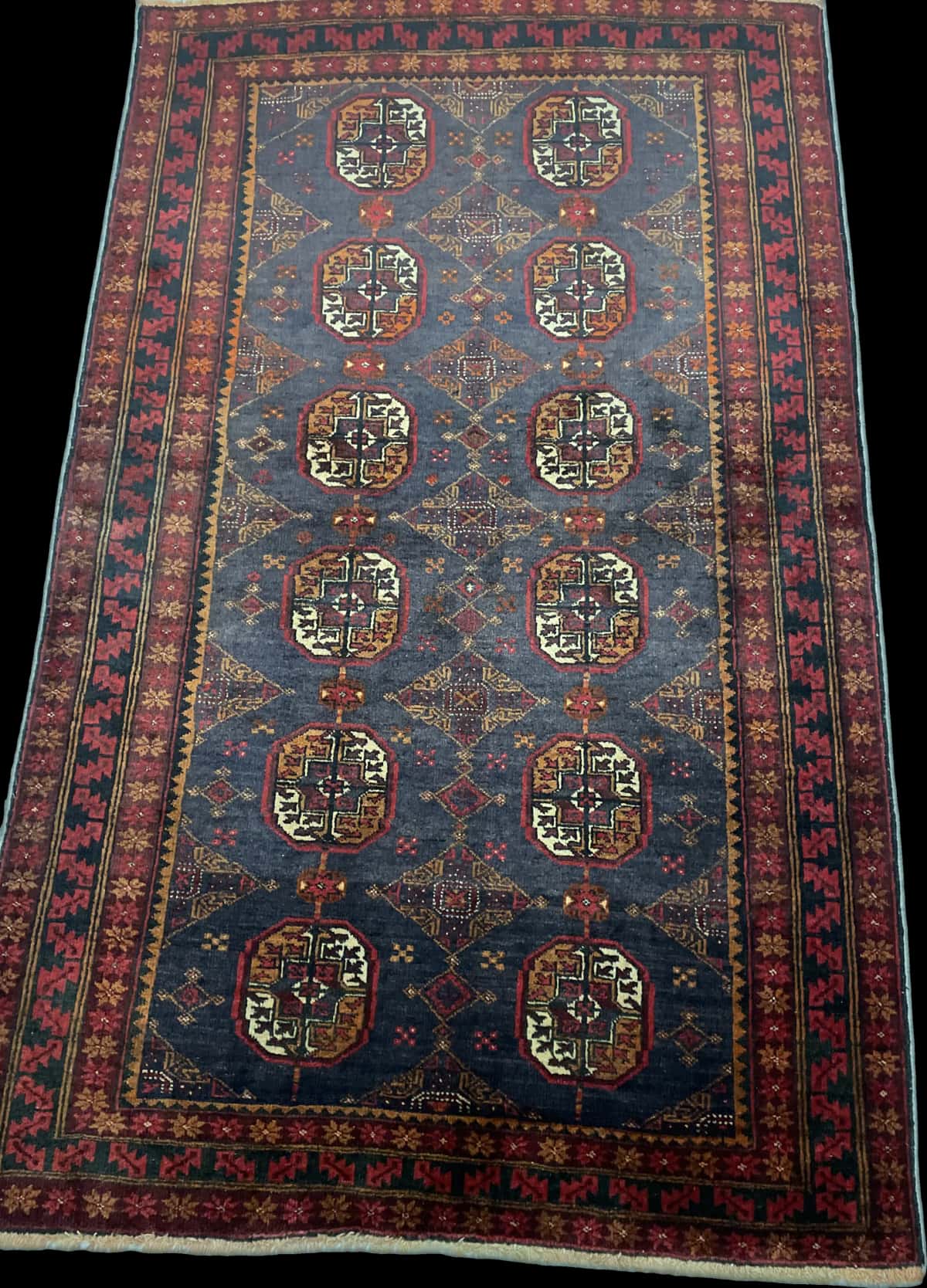 alfombra persa de estilo baluch en dimensiones 188 centímetros de largo por 116 centímetros de ancho con colores principalmente rojo — Perspectiva