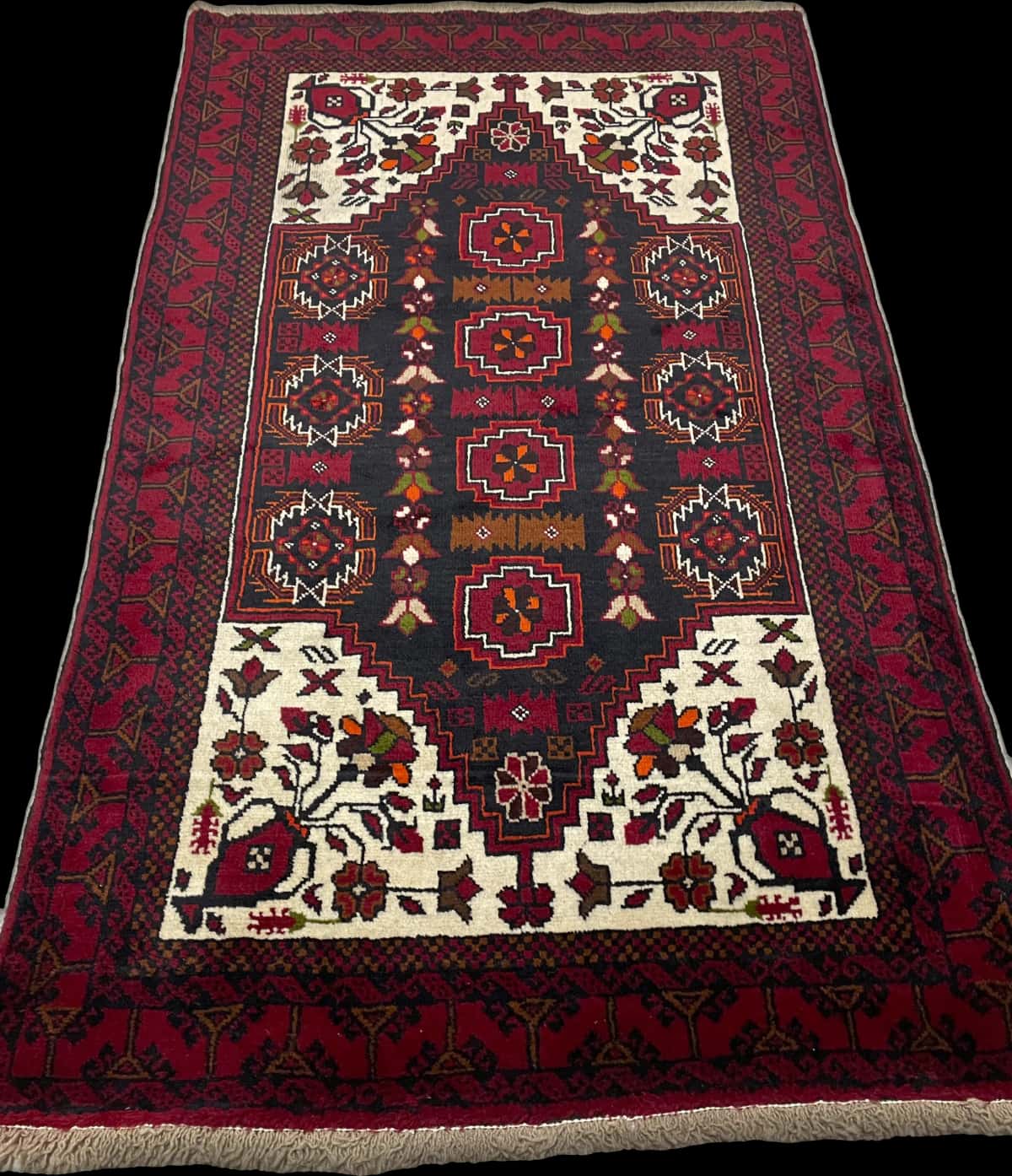 alfombra persa de estilo baluch en dimensiones 170 centímetros de largo por 103 centímetros de ancho con colores principalmente rojo — Perspectiva