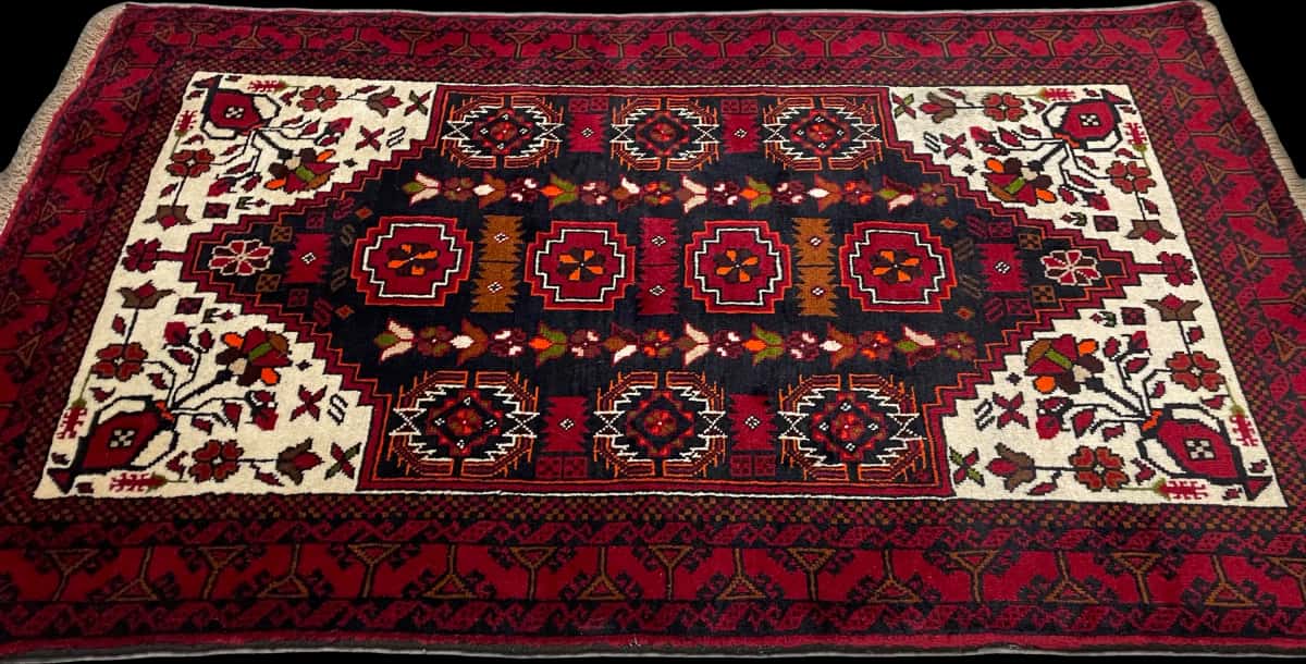 persischer Teppich im Baluch Stil in den Maßen 170 Zentimeter Länge mal 103 Zentimeter Breite mit überwiegend rot Farben — Perspektive