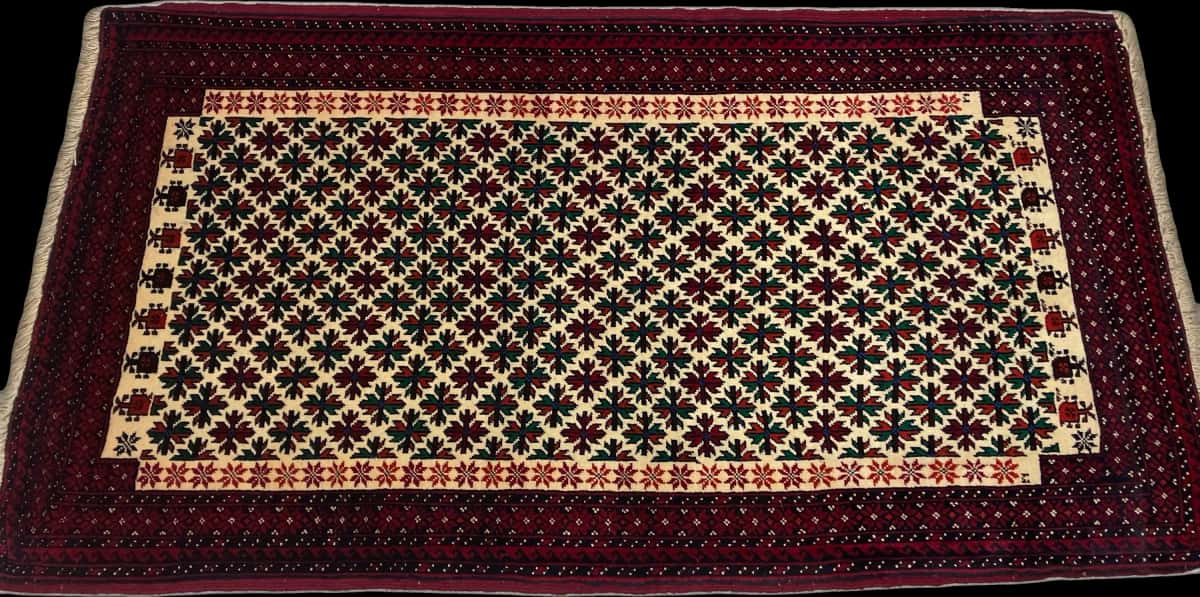 persischer Teppich im Baluch Stil in den Maßen 182 Zentimeter Länge mal 100 Zentimeter Breite mit überwiegend rot Farben — Perspektive