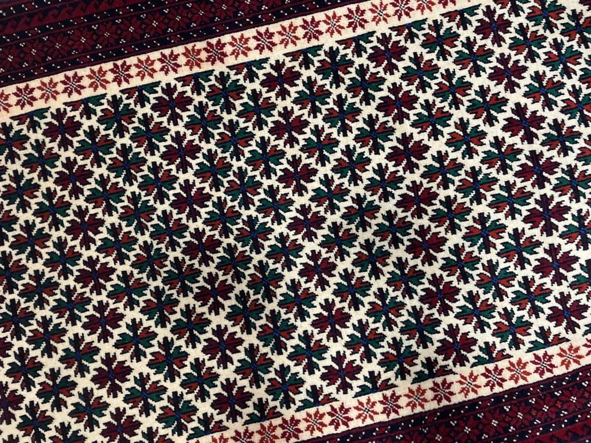 Persian rug of Baluch style in dimensions 182 centimeters length by 100 centimeters width with mainly red colors — Perspective