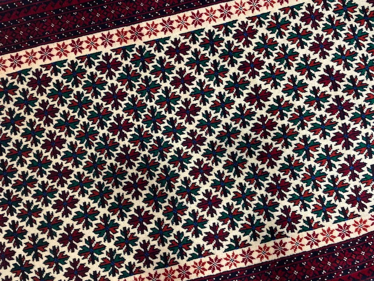 persischer Teppich im Baluch Stil in den Maßen 182 Zentimeter Länge mal 100 Zentimeter Breite mit überwiegend rot Farben — Perspektive