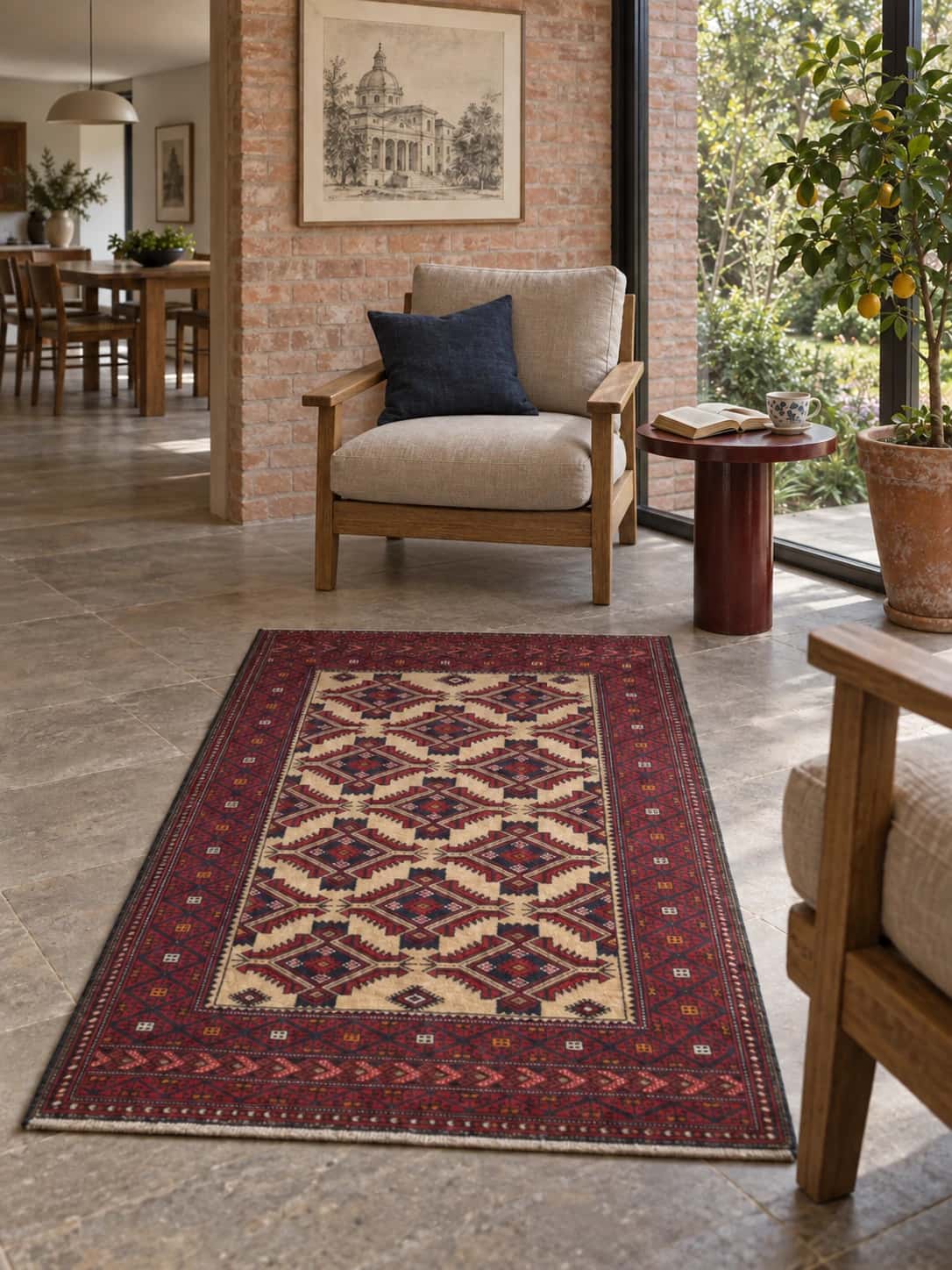 Alfombra persa, geométrica, 100x168 cm, principalmente en rojo y beige — En una habitación