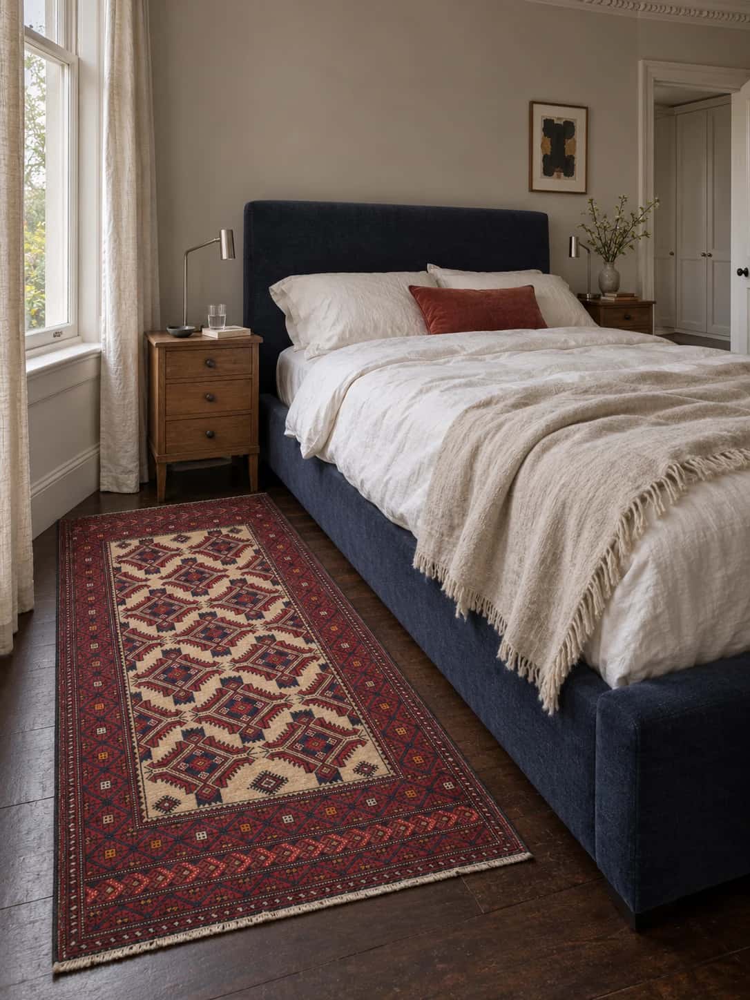 Alfombra persa, geométrica, 100x168 cm, principalmente en rojo y beige — En una habitación