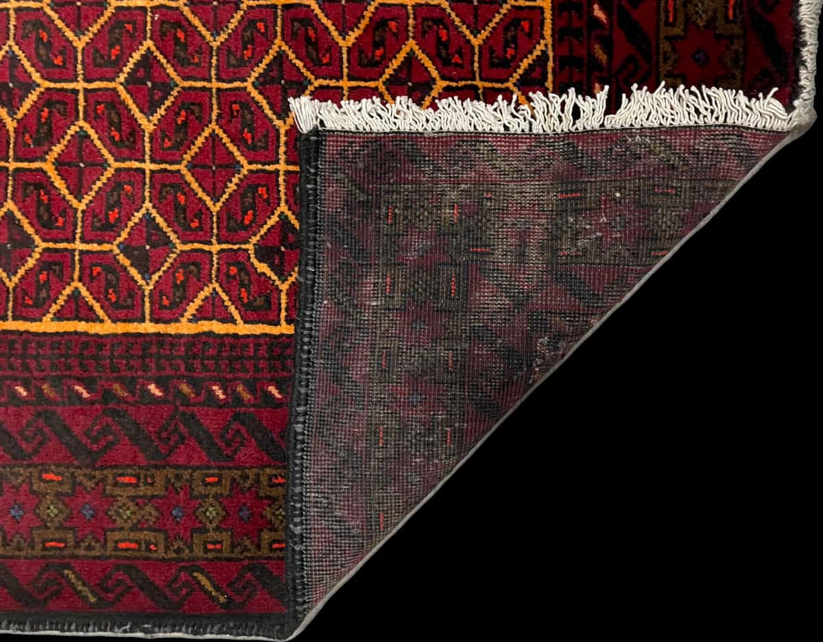 persischer Teppich im turkmenischer Stil in den Maßen 174 Zentimeter Länge mal 97 Zentimeter Breite mit überwiegend rot Farben — Gefaltet