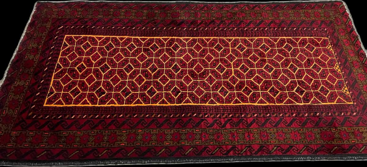 persischer Teppich im turkmenischer Stil in den Maßen 174 Zentimeter Länge mal 97 Zentimeter Breite mit überwiegend rot Farben — Perspektive