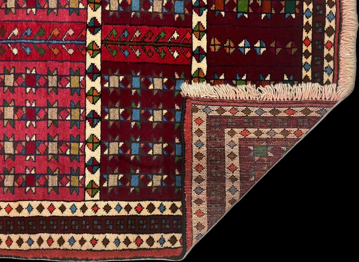 persischer Teppich im Quchan Stil in den Maßen 171 Zentimeter Länge mal 118 Zentimeter Breite mit überwiegend rot und braun Farben — Gefaltet