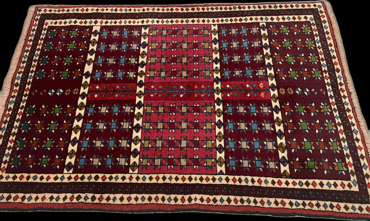 persischer Teppich im Quchan Stil in den Maßen 171 Zentimeter Länge mal 118 Zentimeter Breite mit überwiegend rot und braun Farben — Perspektive