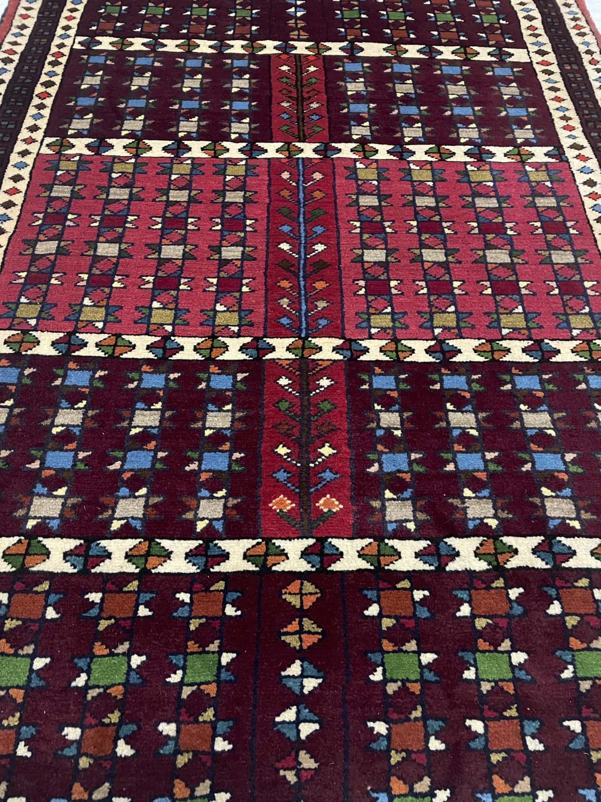Persian rug of Quchan style in dimensions 171 centimeters length by 118 centimeters width with mainly red and brown colors — Perspective