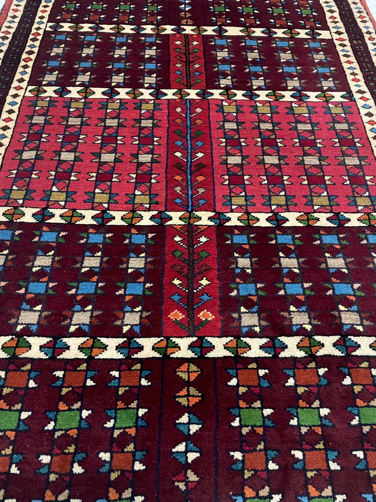 persischer Teppich im Quchan Stil in den Maßen 171 Zentimeter Länge mal 118 Zentimeter Breite mit überwiegend rot und braun Farben — Perspektive