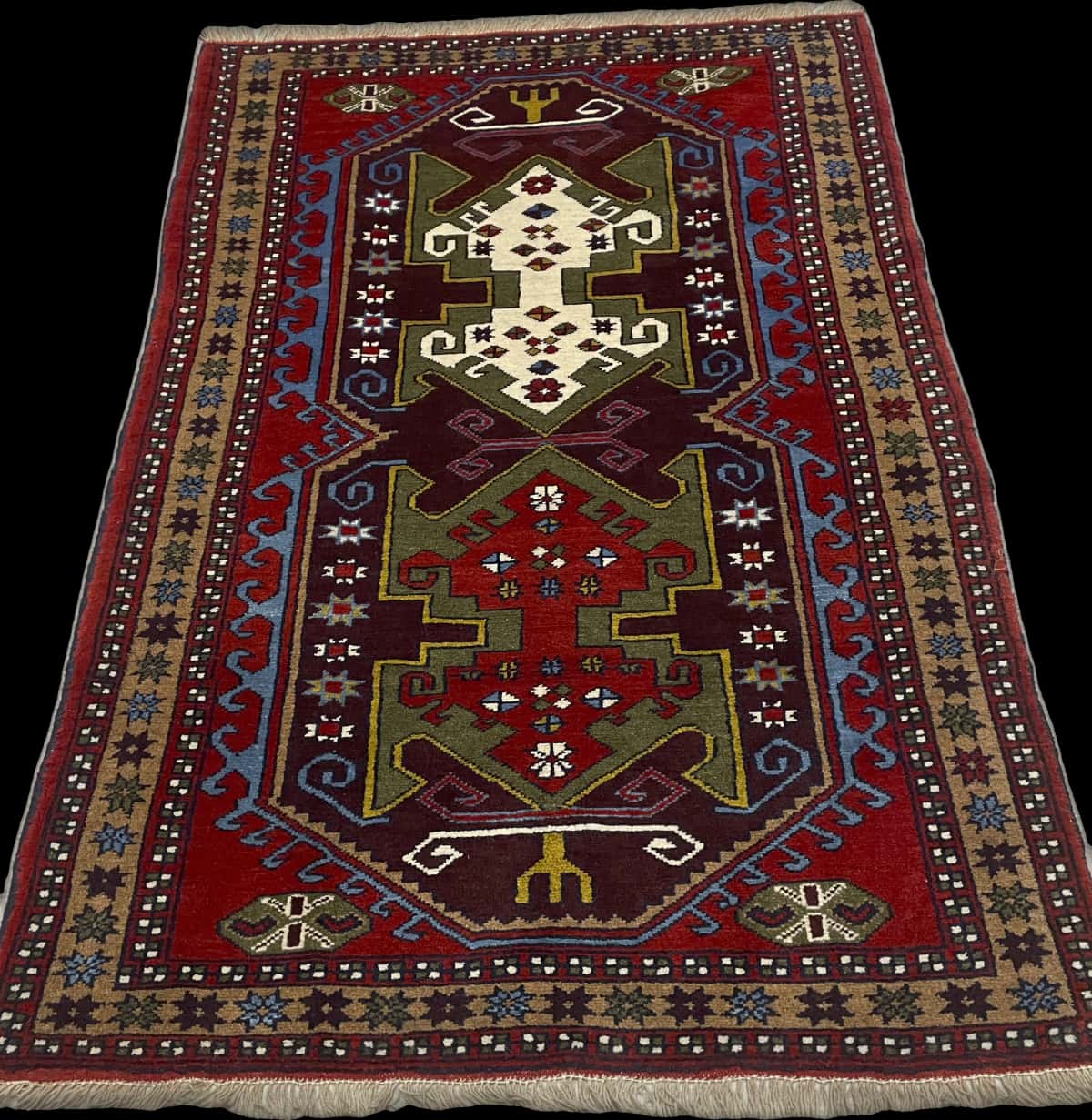 Persian rug of Quchan style in dimensions 172 centimeters length by 117 centimeters width with mainly red and green colors — Perspective