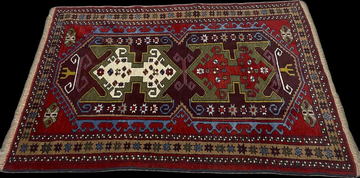 Persian rug of Quchan style in dimensions 172 centimeters length by 117 centimeters width with mainly red and green colors — Perspective