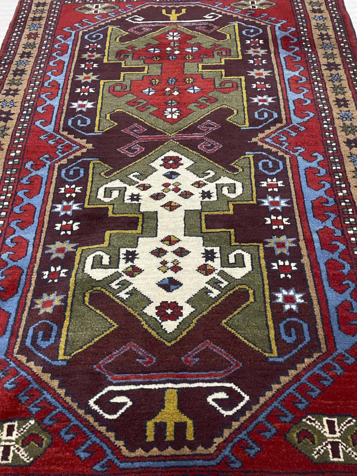 Persian rug of Quchan style in dimensions 172 centimeters length by 117 centimeters width with mainly red and green colors — Perspective