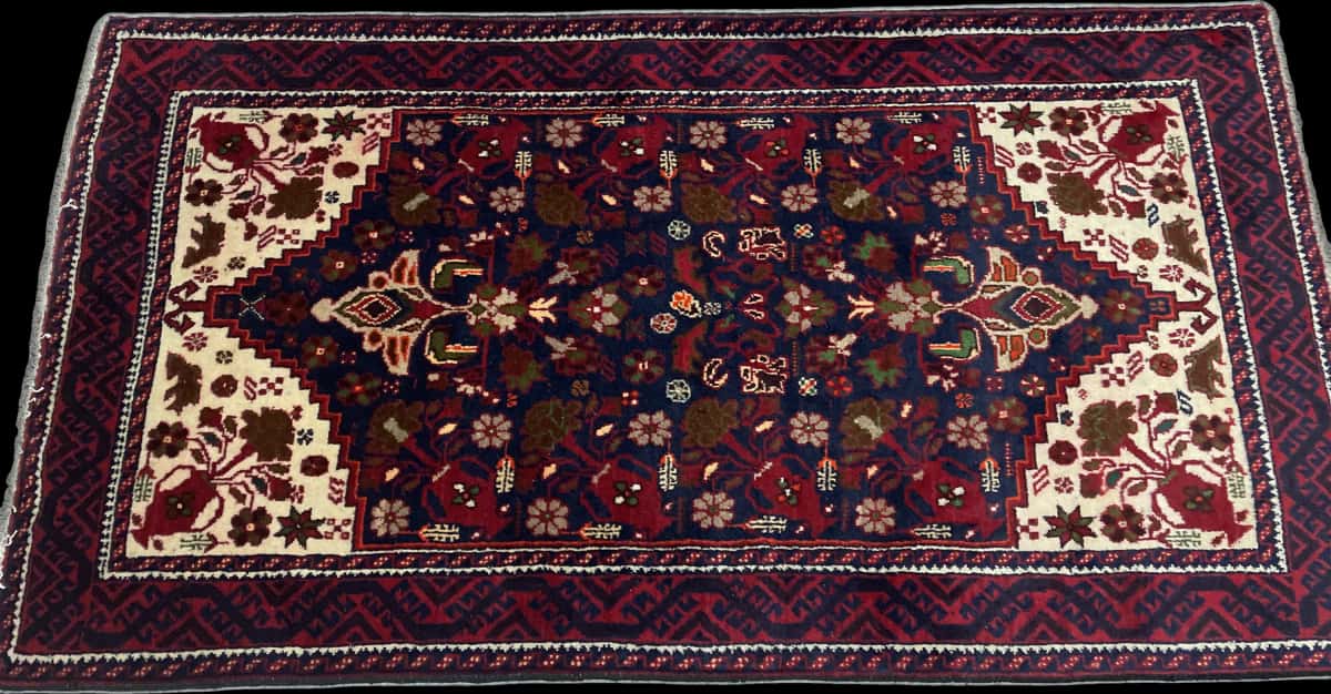 alfombra persa de estilo baluch en dimensiones 190 centímetros de largo por 104 centímetros de ancho con colores principalmente rojo — Perspectiva