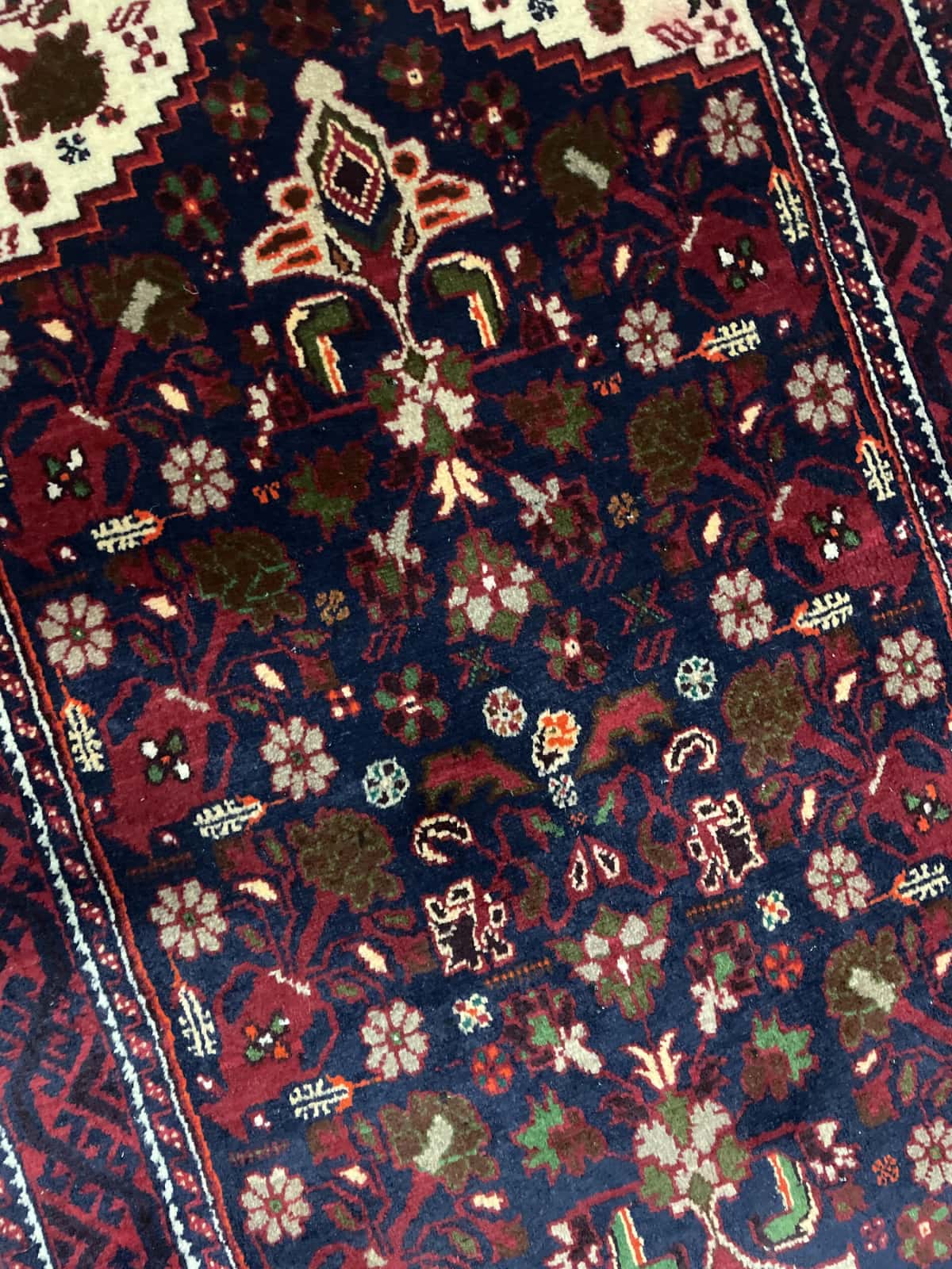 alfombra persa de estilo baluch en dimensiones 190 centímetros de largo por 104 centímetros de ancho con colores principalmente rojo — Perspectiva