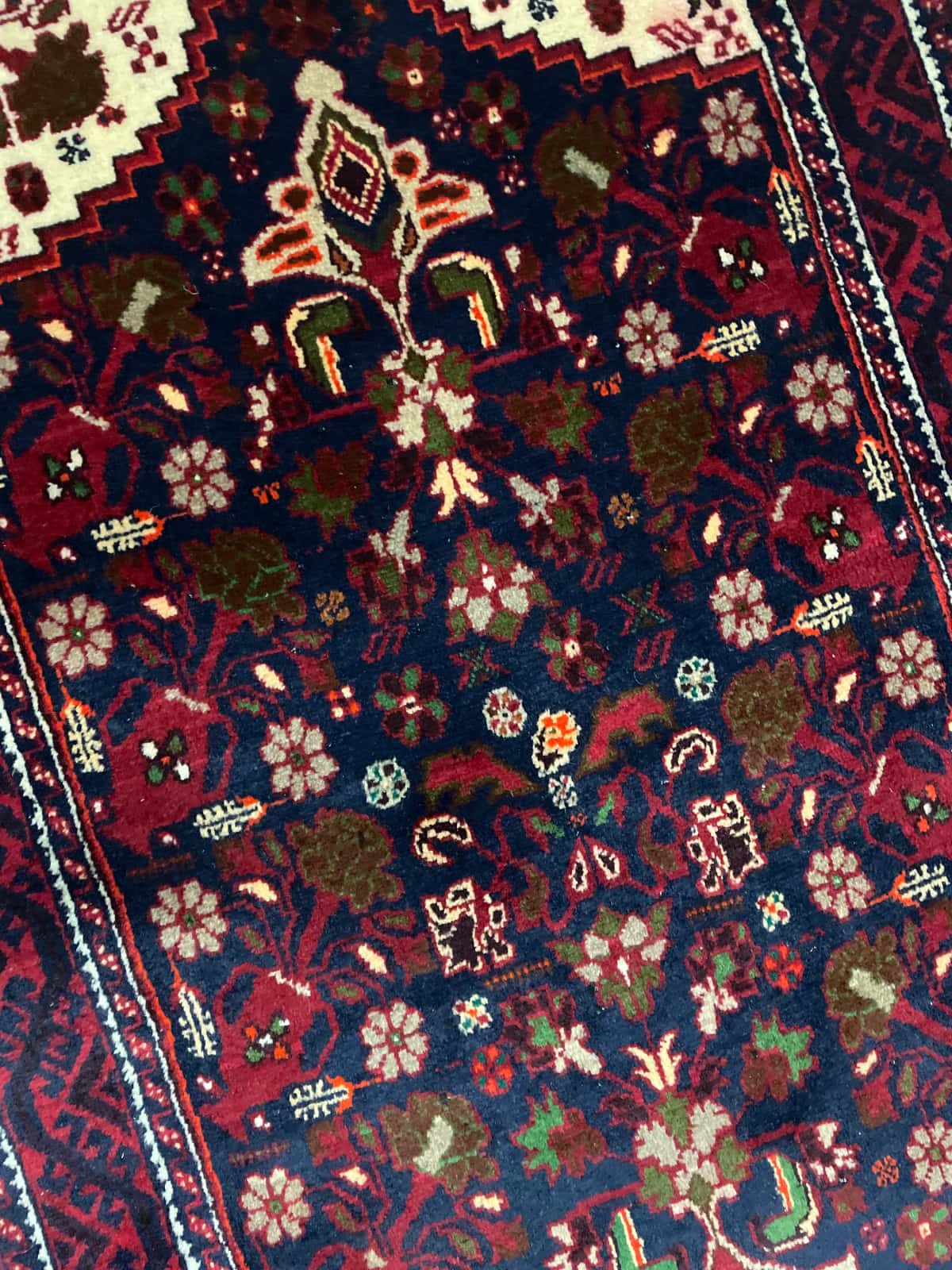 persischer Teppich im Baluch Stil in den Maßen 190 Zentimeter Länge mal 104 Zentimeter Breite mit überwiegend rot Farben — Perspektive