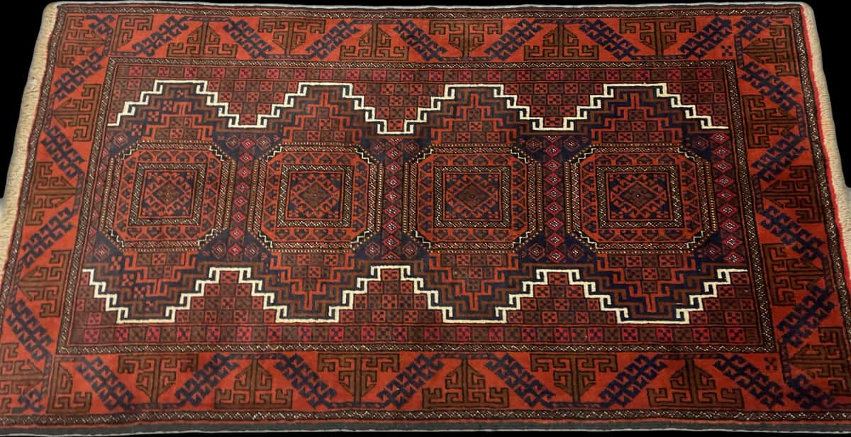 alfombra persa de estilo baluch en dimensiones 180 centímetros de largo por 98 centímetros de ancho con colores principalmente naranja y azul — Perspectiva