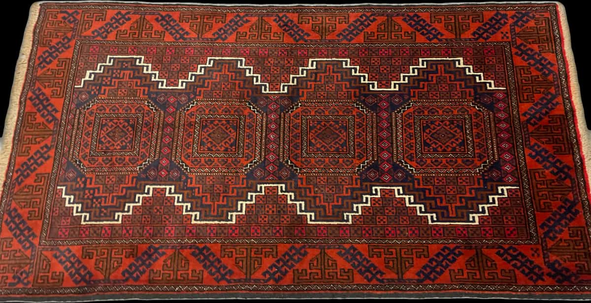alfombra persa de estilo baluch en dimensiones 180 centímetros de largo por 98 centímetros de ancho con colores principalmente naranja — Perspectiva
